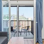 Modern Elegance With Ac By Renters Lägenhet