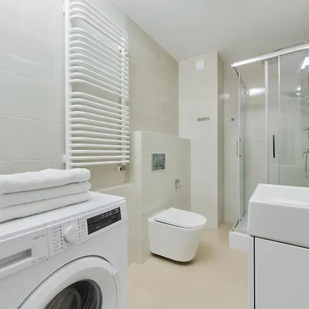 Modern Elegance With Ac By Renters Apartment *