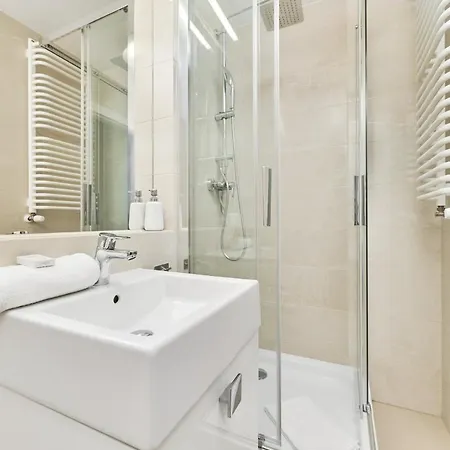 Modern Elegance With Ac By Renters Apartmán *